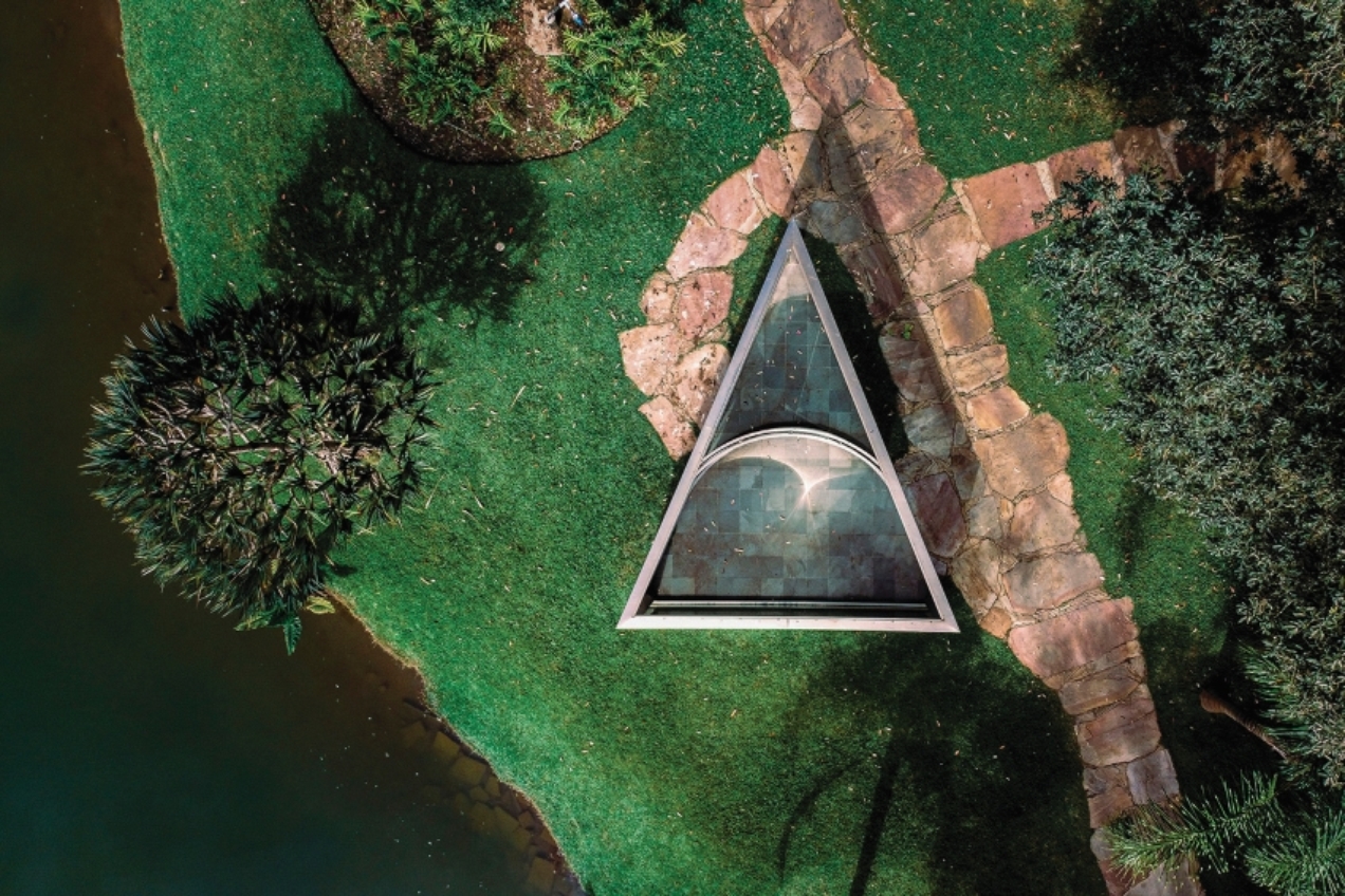 Vista a&eacute;rea de &ldquo;Bisected Triangle&rdquo;, de Dan Graham, de 2002