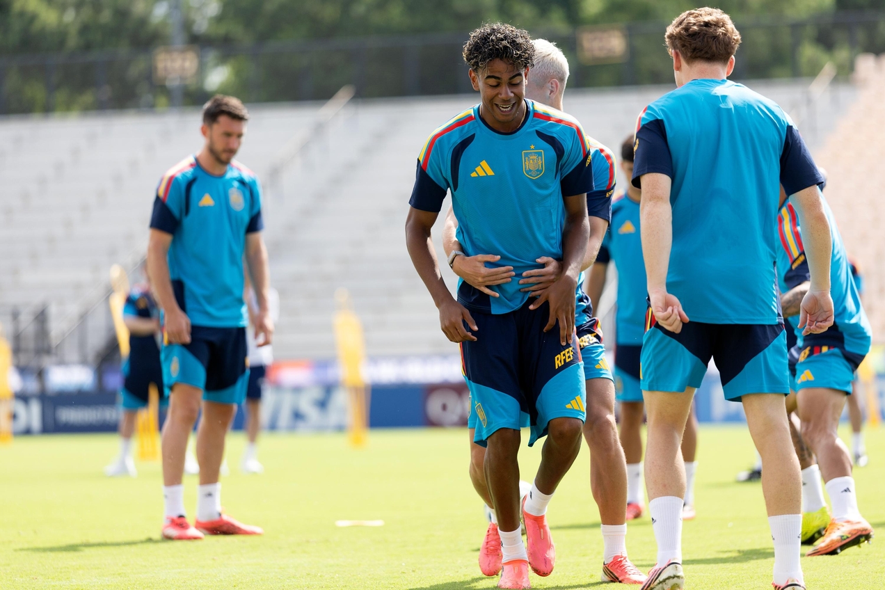 Lamine Yamal durante treino da Espanha.
