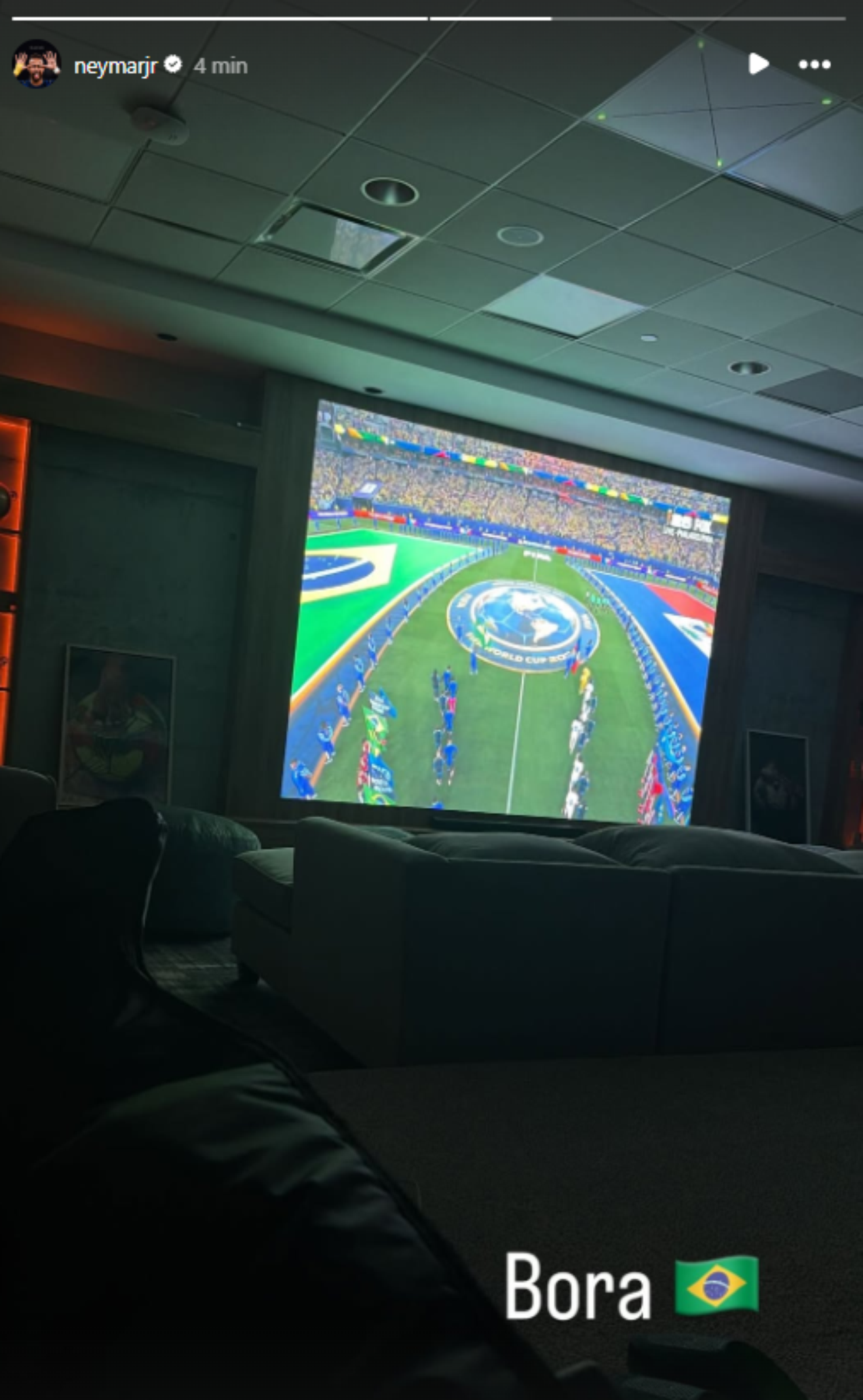 Neymar publica foto enquanto assiste a partida entre Brasil e Haiti