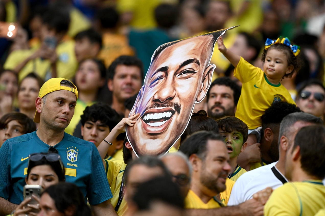 Torcida leva desenho de Neymar