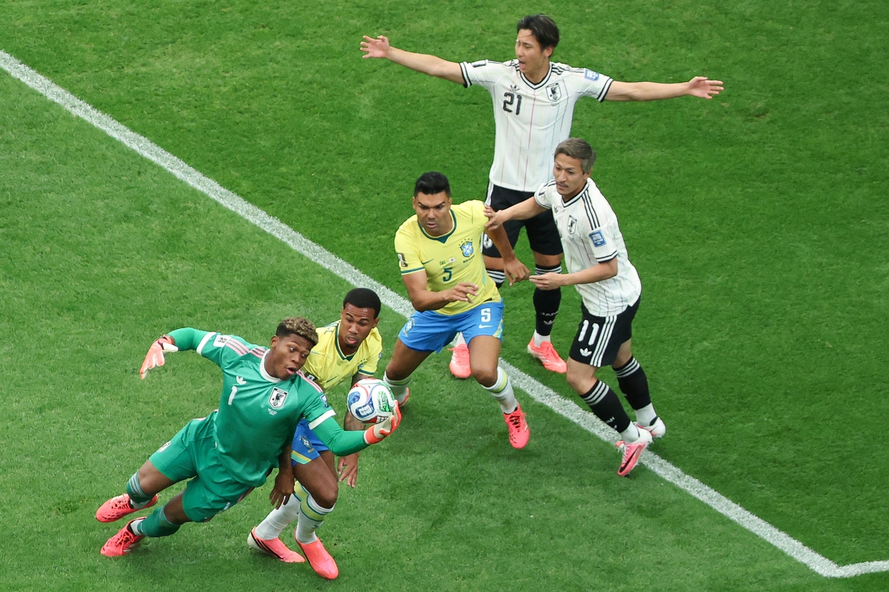 Goleiro do Jap&atilde;o faz a defesa contra o Brasil