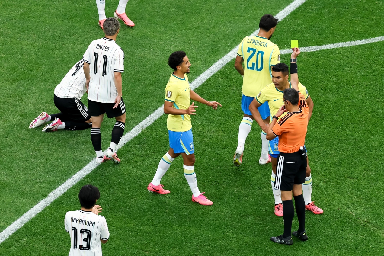 Volante recebe o quinto amarelo em Mundiais aos 13 minutos do primeiro tempo contra o Jap&atilde;o