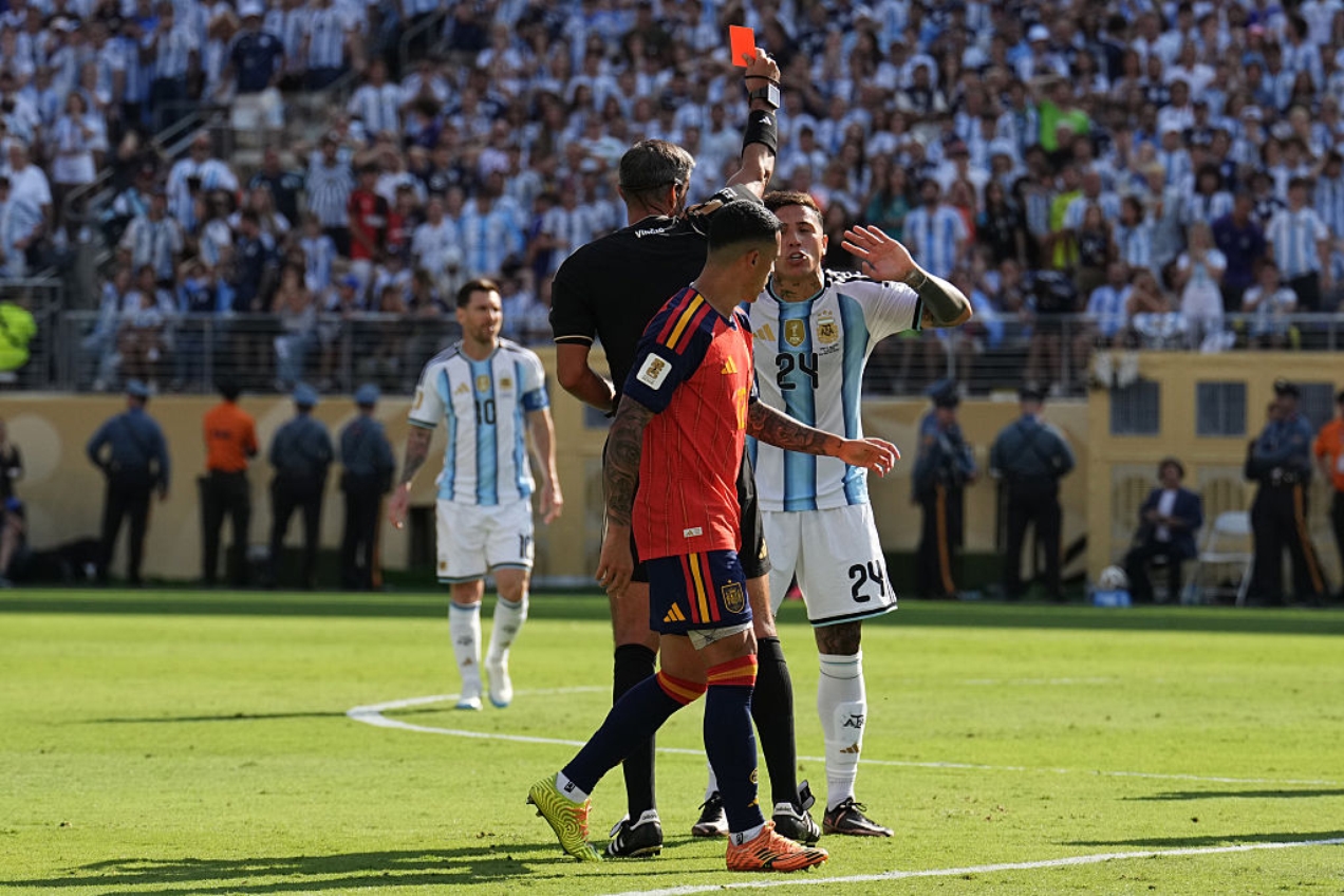 Enzo Fern&aacute;ndez &eacute; expulso contra a Espanha