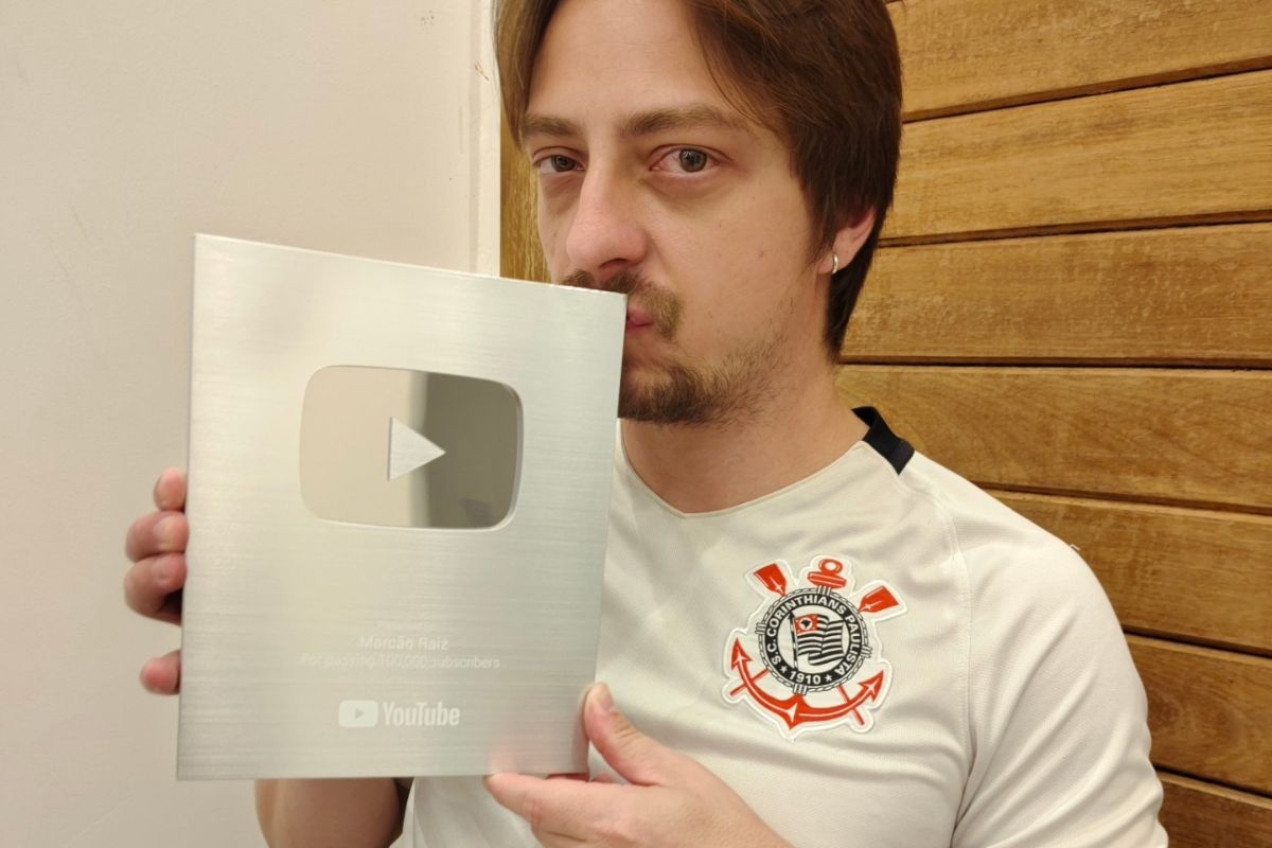 Marc&atilde;o Raiz posa com placa prateada do YouTube, conquista por seu trabalho como criador de conte&uacute;do