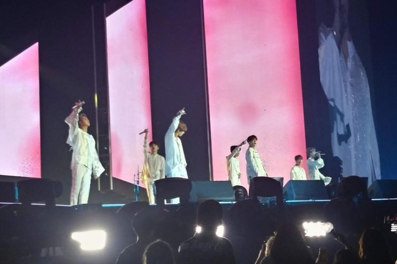 Liana grava integrantes do BTS durante show internacional