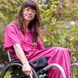 'Um cara caiu em cima de mim no shopping e fiquei paraplégica'
