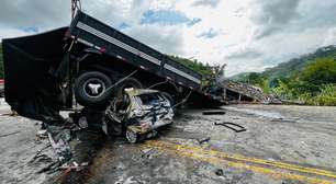 Acidente entre ônibus, carreta e carro deixa 22 mortos na BR-116, em MG