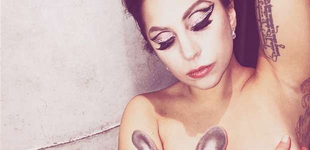 Lady Gaga agrega nuevo topless a su colección