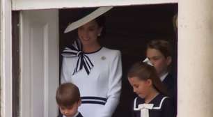 Princesa Charlotte dá bronca no irmão e Kate Middleton se diverte com a cena