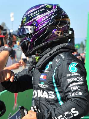 Hamilton faz volta mais rápida da história da F1 e é pole