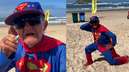 Aposentado anima etapa da WSL vestido de Super-Homem