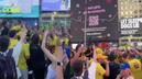 Clima de copa e romance! 'Evidências' toca na Times Square