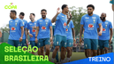 Jogadores realizam treino em campo na preparação para jogo contra Haiti