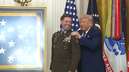 Trump se atrapalha ao entregar medalha a veterano de guerra nos EUA