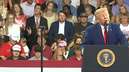 Jovem faz caretas e imita gestos de Trump durante discurso nos EUA