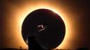 Skatista espanhol realiza manobra durante eclipse solar: 'Hoje fazemos história'