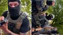 Agente do ICE aponta arma para mulher durante abordagem nos EUA