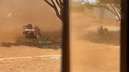 Veja idoso de 80 anos sentado em meio a redemoinho de areia no Piauí