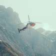 Piloto infarta sobre vulcão, pousa helicóptero para salvar passageiros e morre depois