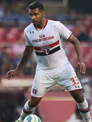 Breno celebra volta e culpa álcool por incêndio na Alemanha