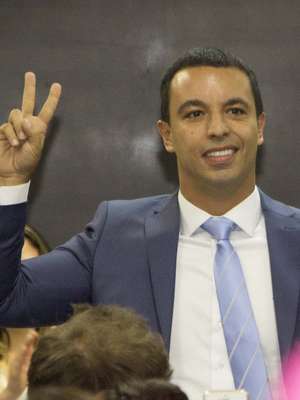 Prefeito eleito toma posse em Osasco após deixar a prisão