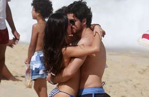 Isis Valverde e Marco Pigossi se beijam na praia em gravação