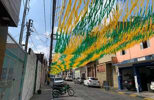 MC Davi patrocina decoração em rua de SP para a Copa