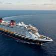 Menina que caiu de cruzeiro da Disney posava para foto sentada em grade