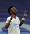 Vinícius Júnior marca e Real Madrid bate Alavés no Espanhol