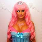 Parecida com a Barbie, jovem enfrenta preconceito; veja foto