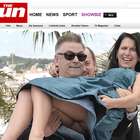 Alec Baldwin carrega mulher no colo e ela deixa bumbum à ...