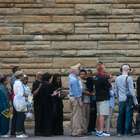 Silêncio e emoção marcam velório de Nelson Mandela em ...