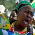 Multidão se aglomera em frente a palácio para adeus a ...