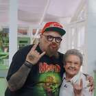 Palmirinha faz gesto obsceno ao lado de João Gordo