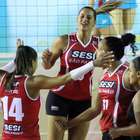 Sesi sai atrás, mas vira sobre Praia Clube e está na semi