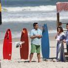 Em praia, Zeca Camargo busca novo talento; veja fotos