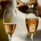 Noivos brindam com drinque de ouro que custa R$ 800 a taça