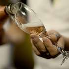 Champanhe com ouro é usado em casamentos por R$ 800 a taça