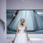 Bruna Linzmeyer desfila de noiva em evento em Brasília