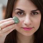 Peeling e pedras frias reduzem as olheiras; veja como