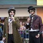 Veja fotos de Rodrigo Faro e Latino fantasiados de mágico