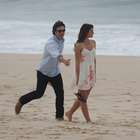 Marquezine e Braga Nunes gravam cenas tensas em praia do RJ