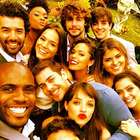 Elenco de 'Em Família' posta foto em clima de despedida