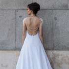 Carioca mostra seus vestidos de noiva pelas ruas de Madri