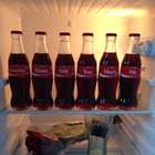 Homem pede mulher em casamento usando garrafas de Coca-Cola