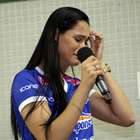 Jaqueline se apresenta e fica emocionada após superar drama