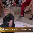 Cristina Rocha cai em programa e quebra tornozelo