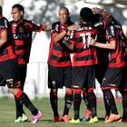 Sob protestos, Vitória vence e garante vaga na semifinal