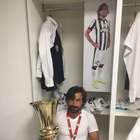 Tímido? Pirlo posa de cueca com taça, e fãs brincam