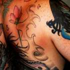 Tatuadora cobre cicatrizes de mulheres vítimas de violência